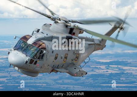 EH101 Merlin HM2 ZH832 von der Royal Navy wird auf der RIAT gezeigt, mit seinem fünfflügeligen Hauptrotor, zwei RTM322-Motoren und einem maritimen Helikopter mit mittlerem Hub. Stockfoto