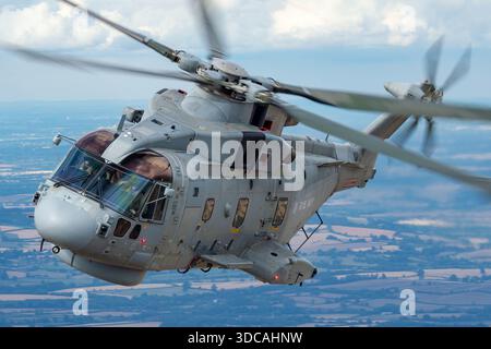 Royal Navy EH101-111 Merlin HM2 ZH832 wurde bei RIAT in Luft-Luft-Ansicht fotografiert und zeigt seine Turbomeca RTM322-Doppelmotoren, das Fünfblatt-Rotorsystem und die maritime Mittelhub-Konfiguration. Stockfoto