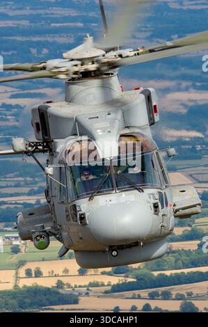 Der EH101 Merlin HM2 ZH832 der Royal Navy ist in einer Nahaufnahme des Piloten bei RIAT abgebildet und zeigt Cockpitinstrumente, Pilotensteuerungen, zwei RTM322-Motoren und ein fünfblättriges Hauptrotorsystem. Stockfoto