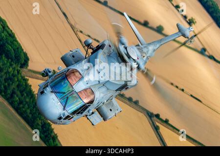 Die Royal Navy EH101 Merlin HM2 ZH832 ist im Luft-Luft-Flug auf der RIAT abgebildet und zeigt die beiden RTM322-Motoren, den fünf-Blatt-Hauptrotor und den für den Betrieb mit mittlerem Hub optimierten maritimen Hubschrauber. Stockfoto