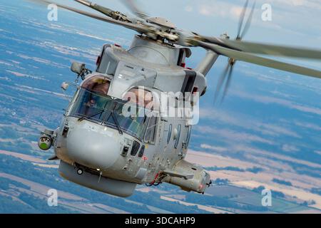 Royal Navy EH101-111 Merlin HM2 ZH832 wird während des Luft-Luft-Fluges bei RIAT in Nahaufnahme gezeigt, wobei das Cockpit-Layout, die Avionik und der Rotorbetrieb des Seehubschraubers mit mittlerem Lift hervorgehoben werden. Stockfoto