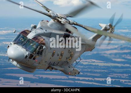 Die Royal Navy EH101-111 Merlin HM2 ZH832 wird auf der RIAT gefangen genommen und zeigt zwei Turbomeca RTM322-Motoren, fünf-Blatt-Hauptrotor, Heckrotor und mittlere maritime Konfiguration. Stockfoto
