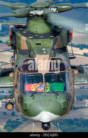 Die AgustaWestland EH-101 Merlin der portugiesischen Luftwaffe, registriert 19606, wird während eines Luft-Luft-Passes bei RIAT aus nächster Nähe gefangen genommen. Die drei CT7-8E-Motoren, das große Cockpit und der fünfblättrige Hauptrotor sind gut sichtbar. Stockfoto