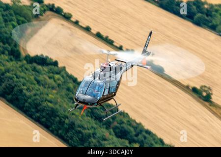 Bei der Royal International Air Tattoo 2025 in der Nähe von Fairford, England, wird der Bell 206B JetRanger III D-HHFW in Luft-Luft-Sicht erfasst. Dieser einmotorige Hubschrauber verfügt über eine Rolls-Royce 250-C20J Turbowelle und ist für leichte Nutzfahrzeuge ausgelegt. Stockfoto
