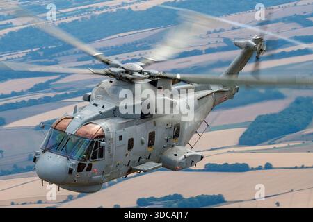 Royal Navy EH101-111 Merlin HM2 Hubschrauber ZH832 wird im Luft-Luft-Flug bei RIAT gefangen genommen und zeigt seine Turbomeca RTM322-Doppeltriebwerke, fünf-flügeligen Hauptrotor, Heckrotor und maritime Mittelhub-Konfiguration. Stockfoto