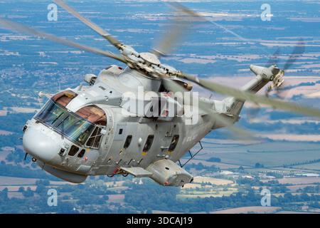 Der EH101 Merlin HM2 Hubschrauber ZH832 der Royal Navy wird in einer Luft-Luft-Ansicht bei RIAT gefangen genommen und zeigt seine zwei RTM322-Motoren, fünf-Blatt-Hauptrotor, Heckrotor und mittleres Seefahrtsvermögen. Stockfoto