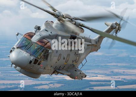 EH101-111 Merlin HM2 ZH832 von der Royal Navy wird in einer Luft-Luft-Ansicht auf der RIAT gezeigt und hebt seine beiden RTM322-Motoren, den fünfflügeligen Hauptrotor, den Heckrotor und die Rolle des Schiffshubschraubers hervor. Stockfoto
