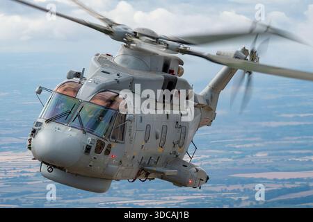 Die Royal Navy EH101 Merlin HM2 ZH832 ist im Luft-Luft-Flug bei RIAT abgebildet und zeigt fünf-Blatt-Hauptrotor, Heckrotor, zwei RTM322-Motoren und einen maritimen Helikopter mit mittlerem Hub. Stockfoto