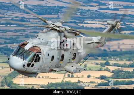Royal Navy EH101-111 Merlin HM2 ZH832 wird auf der RIAT im Luft-Luft-Flug gezeigt, mit fünfflügeligem Hauptrotor, Heckrotor, zwei Turbomeca RTM322-Motoren und maritimen Helikoptern mit mittlerem Hub. Stockfoto
