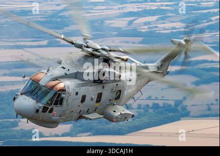 Royal Navy EH101-111 Merlin HM2 ZH832 wurde bei RIAT in Luft-Luft-Konfiguration fotografiert und hebt seine RTM322-Doppelmotoren, den fünfflügeligen Hauptrotor, den Heckrotor und das maritime Betriebsdesign hervor. Stockfoto