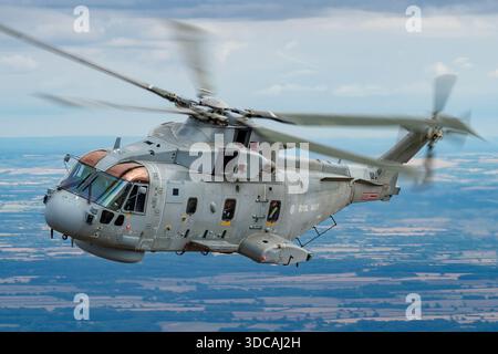 EH101 Merlin HM2 ZH832 von der Royal Navy wird im Luft-Luft-Flug bei RIAT gefangen genommen und zeigt seine Turbomeca RTM322-Motoren, fünf-flügeligen Hauptrotor, Heckrotor und maritimen Mittelhub-Design. Stockfoto