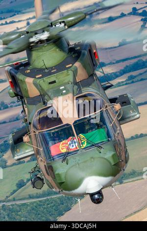 Ein Blick aus der Luft auf die portugiesische Air Force EH-101 Merlin 19606 zeigt die drei CT7-8E Turbowellenmotoren, den fünfblättrigen Hauptrotor, den Heckrotor und die große Cockpitverglasung während des Fluges bei RIAT. Stockfoto