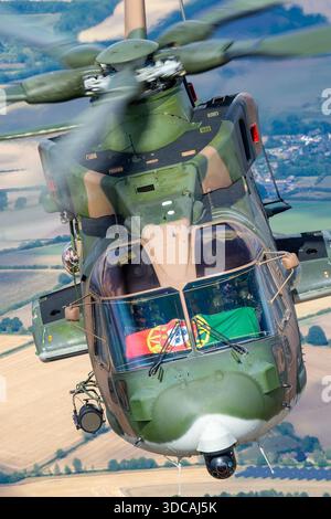 Die portugiesische Luftwaffe EH-101 Merlin 19606 wird im Flug auf der RIAT gezeigt. Der Hubschrauber zeigt seine CT7-8E-Motoren, fünf-Blatt-Hauptrotor, Heckrotor und charakteristische Cockpitverglasung. Stockfoto