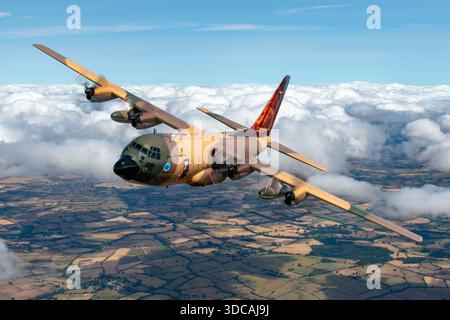 Lockheed C-130H Hercules 347 der Royal Jordanian Air Force wird auf der RIAT gezeigt, mit seinen vier Turboprop-Motoren, Hochflügelflugzeug, Frachtrampe und unverwechselbaren Heckbildern. Stockfoto