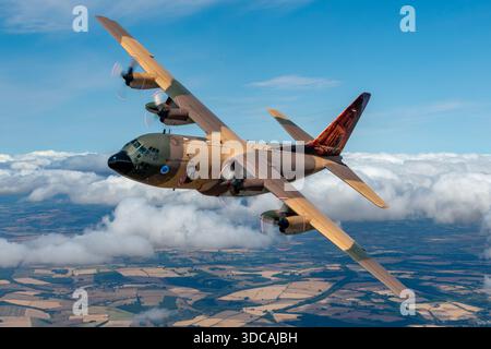 Lockheed C-130H Hercules 347 von der Royal Jordanian Air Force wird bei RIAT in einer Air-to-Air-Ansicht gezeigt. Der taktische Airlifter zeigt vier Turboprop-Motoren, Hochflügelkonfiguration und Heckkunst. Stockfoto