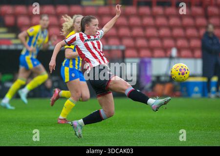 Sheffield, Großbritannien. Dezember 2025. Ella Kinzett (4. Sheffield United) streckt sich aus, um den Ball zu entfernen. Sheffield United / Southampton, WSL 2, Bramall Lane, Sheffield, England, Dezember 2025. Quelle: SPP Sport Pressefoto. /Alamy Live News Stockfoto