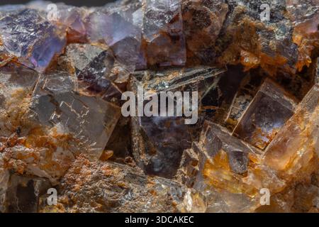 Diese Szene zeigt ein großes Gesteinsfragment mit Quarz- und Fluoritkristallen. Reflexionen und Farben von Mineralien erregen Aufmerksamkeit in der natürlichen Umgebung. Stockfoto