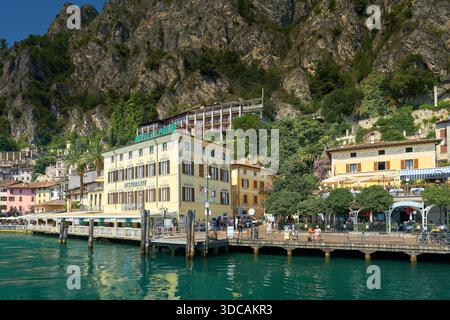 Stadtblick auf Limone Sul Garda am Ufer des Gardasees in Italien im Sommer Stockfoto