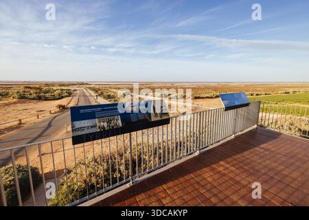 LAKE TYRRELL, AUSTRALIEN - 26. SEPTEMBER 2025: Berühmte Aussichtsplattform am berühmten und beliebten Lake Tyrrell, einem großen Salzsee bei Sonnenuntergang in der Nähe des Sea Lake im nordöstlichen Victoria, Australien Stockfoto