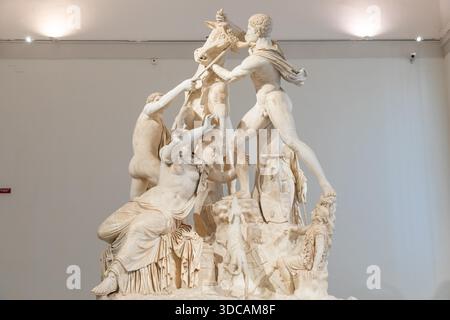 NEAPEL, ITALIEN – 26. JUNI 2025: Die Marmorstatuengruppe Farnese Bull wird im Archäologischen Nationalmuseum von Neapel ausgestellt, zeigt mit Dirce die mythologische Szene, erinnert an Drama und Pracht. Stockfoto