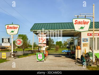An der ROUTE 66 befindet sich die beliebte Gay Parita Sinclair Tankstelle, die Gary Turner gehört, Ford Mustang im Hintergrund, Paris Springs, Missouri. Stockfoto