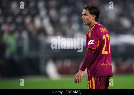 Paulo Dybala von AS Roma sieht während des Fußballspiels der Serie A zwischen Juventus FC und AS Roma zu. Stockfoto