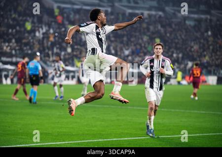 Lois Openda von Juventus FC feiert, nachdem er während des Fußballspiels der Serie A zwischen Juventus FC und AS Roma ein Tor geschossen hat. Stockfoto