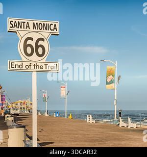 DIE ROUTE 66 endet hier im Geiste, am Schild „End of the Trail“, Santa Monica Pier, Santa Monica, Kalifornien. Stockfoto