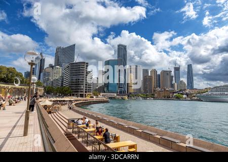 Sydney, Australien - 8. Februar 2023: Blick auf den Circular Quay, mit einem verankerten Kreuzfahrtschiff und modernen Wolkenkratzern, von außerhalb der Sydney Opera Ho Stockfoto