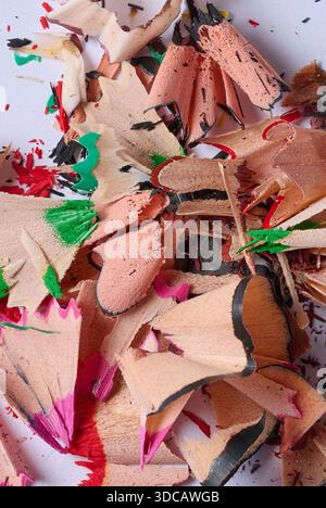 Nahaufnahme eines Haufens Spiralspäne von scharfen Farbstiften auf weißem Hintergrund, von oben gesehen. Stockfoto