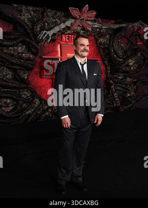 (FILE) Stranger Things 5 Vol. 2 veröffentlicht drei neue Episoden am Weihnachten (Donnerstag, 25. Dezember 2025) und Vol. 3 – die letzte Episode am Silvesterabend (Mittwoch, 31. Dezember 2025). HOLLYWOOD, LOS ANGELES, KALIFORNIEN, USA - 6. NOVEMBER 2025: Der US-amerikanische Schauspieler David Harbour kommt zur Weltpremiere von Netflix's Staffel 5. Staffel „Stranger Things“, die am 6. November im TCL Chinese Theatre IMAX in Hollywood, Los Angeles, Kalifornien, USA stattfindet. (Foto: David Acosta/Image Press Agency) Stockfoto