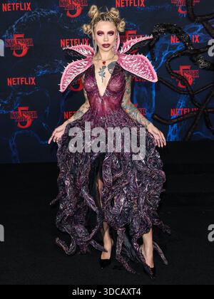 (FILE) Stranger Things 5 Vol. 2 veröffentlicht drei neue Episoden am Weihnachten (Donnerstag, 25. Dezember 2025) und Vol. 3 – die letzte Episode am Silvesterabend (Mittwoch, 31. Dezember 2025). HOLLYWOOD, LOS ANGELES, KALIFORNIEN, USA - 6. NOVEMBER: Snitchery (Eleanor Barnes) kommt zur Weltpremiere von Netflix 'Stranger Things' Staffel 5, die am 6. November 2025 im TCL Chinese Theatre IMAX in Hollywood, Los Angeles, Kalifornien, USA stattfindet. (Foto: David Acosta/Image Press Agency) Stockfoto