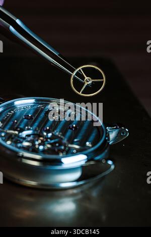 Uhrenproduktion oder Uhrenreparatur. Makroansicht des Zahnrads. Stockfoto