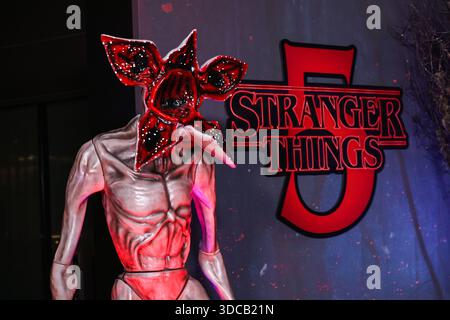 (FILE) Stranger Things 5 Vol. 2 veröffentlicht drei neue Episoden am Weihnachten (Donnerstag, 25. Dezember 2025) und Vol. 3 – die letzte Episode am Silvesterabend (Mittwoch, 31. Dezember 2025). HOLLYWOOD, LOS ANGELES, KALIFORNIEN, USA - 8. NOVEMBER: Ein allgemeiner Blick auf die Atmosphäre beim Netflix FYSEE: The HerbstEdit - 'Stranger Things' FYC-Event (für Ihre Berücksichtigung), das am 8. November 2025 im Netflix Tudum Theater in Hollywood, Los Angeles, Kalifornien, USA stattfand. (Foto: Xavier Collin/Image Press Agency) Stockfoto
