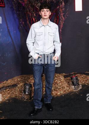 (FILE) Stranger Things 5 Vol. 2 veröffentlicht drei neue Episoden am Weihnachten (Donnerstag, 25. Dezember 2025) und Vol. 3 – die letzte Episode am Silvesterabend (Mittwoch, 31. Dezember 2025). HOLLYWOOD, LOS ANGELES, KALIFORNIEN, USA - NOVEMBER 08: Der kanadische Schauspieler und Unternehmer Noah Schnapp kommt am 8. November 2025 im Netflix Tudum Theater in Hollywood, Los Angeles, Kalifornien, USA. (Foto: Xavier Collin/Image Press Agency) Stockfoto