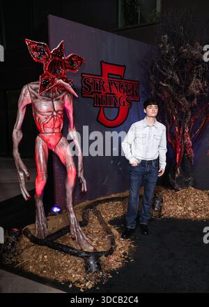 (FILE) Stranger Things 5 Vol. 2 veröffentlicht drei neue Episoden am Weihnachten (Donnerstag, 25. Dezember 2025) und Vol. 3 – die letzte Episode am Silvesterabend (Mittwoch, 31. Dezember 2025). HOLLYWOOD, LOS ANGELES, KALIFORNIEN, USA - NOVEMBER 08: Der kanadische Schauspieler und Unternehmer Noah Schnapp kommt am 8. November 2025 im Netflix Tudum Theater in Hollywood, Los Angeles, Kalifornien, USA. (Foto: Xavier Collin/Image Press Agency) Stockfoto