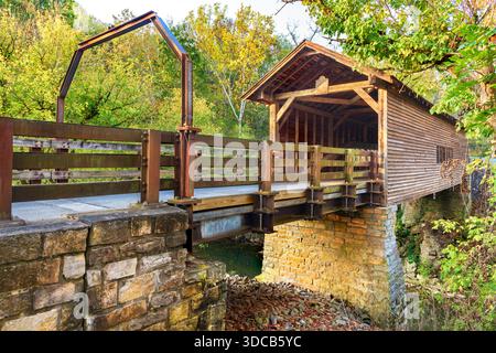 Wunderschöne und historische Harrisburg-Brücke im Sevier County Tennessee, aufgenommen bei Sonnenaufgang. Die Brücke wurde 1875 gebaut und dient weiterhin der Stockfoto