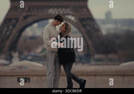 Ein romantisches Paar umarmt Paris Frankreich mit dem Eiffelturm im Hintergrund. Dieses Bild ist für kommerzielle Zwecke im Zusammenhang mit Reisetouris geeignet Stockfoto