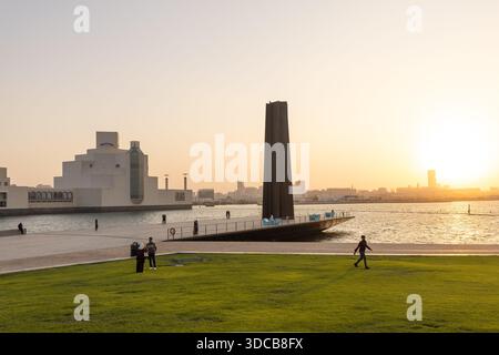 Die 7 Skulptur von Richard Serra im Museum für islamische Kunst doha, mit Blick auf die Corniche und die Skyline von Doha am Wasser Park Stockfoto