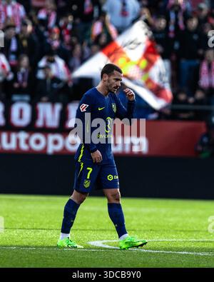 Barcelona, Barcelona, Spanien. Dezember 2025. Antoine Griezmann im Spiel der LALIGA EA SPORTRUNDE 17 zwischen Girona FC und Atletico de Madrid in Estadi Montilivi (Foto: © Marti Segura Ramoneda/ZUMA Press Wire) NUR ZUR REDAKTIONELLEN VERWENDUNG! Nicht für kommerzielle ZWECKE! Stockfoto