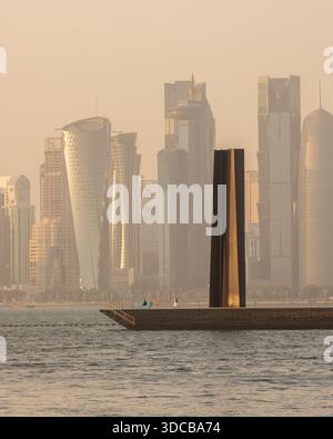 Die 7 Skulptur von Richard Serra im Museum für islamische Kunst doha, mit Blick auf die Corniche und die Skyline von Doha am Wasser Park Stockfoto
