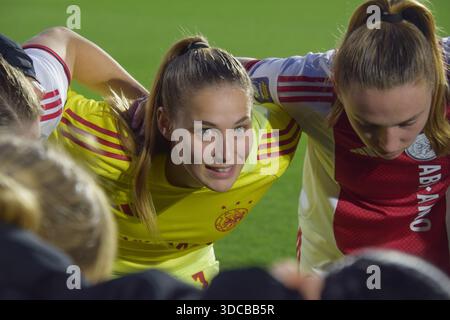 Amsterdam, Niederlande. Dezember 2025. Torhüterin Regina Van Eijk (1 Ajax) führt das Spiel zwischen Ajax und NAC-Frauen in de Toekomst, Amsterdam, Niederlande. Quelle: SPP Sport Pressefoto. /Alamy Live News Stockfoto