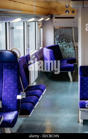 Nizza, Frankreich - 9. Februar 2025: Innenraum des Regionalzuges SNCF TER mit leeren Sitzplätzen auf der Strecke Richtung Ventimille Stockfoto