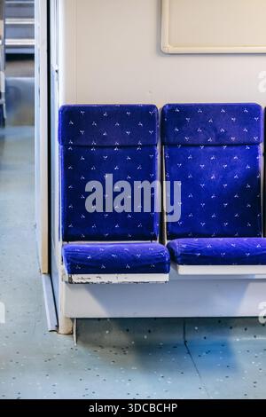 Nizza, Frankreich - 9. Februar 2025: Innenraum des Regionalzuges SNCF TER mit leeren Sitzplätzen auf der Strecke Richtung Ventimille Stockfoto