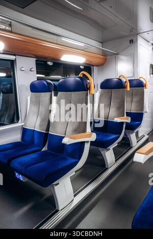 Menton, Frankreich - 9. Februar 2025: Innenraum eines leeren TER-Regionalzugwagens an der französischen Riviera Stockfoto