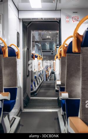 Menton, Frankreich - 9. Februar 2025: Innenraum eines leeren TER-Regionalzugwagens an der französischen Riviera Stockfoto