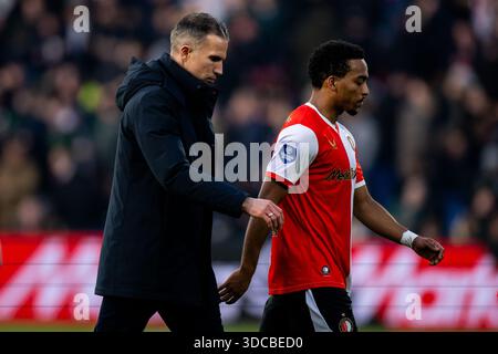 ROTTERDAM, NIEDERLANDE - 21. DEZEMBER: Feyenoord-Cheftrainer Robin Van Persie und Quinten Timber von Feyenoord sehen beim Eredivisie-Spiel zwischen Feyenoord Rotterdam und FC Twente '65 in de Kuip am 21. Dezember 2025 in Rotterdam, Niederlande, aus. (Foto: Rene Nijhuis) Stockfoto