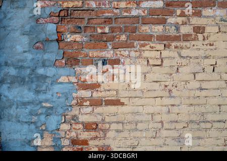 Hintergrund mit Textur von alten schmutzigen Ziegelwänden und Zement. Alte zerbrochene Ziegel, Nahaufnahme. Bau- und Renovierungskonzept. Stockfoto