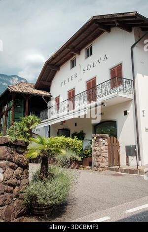 Kaltern, Trentino, Italien - 30.06.2025: Das Weingut Peter Sölva ist eines der ältesten Weinbaubetriebe in Kaltern Stockfoto