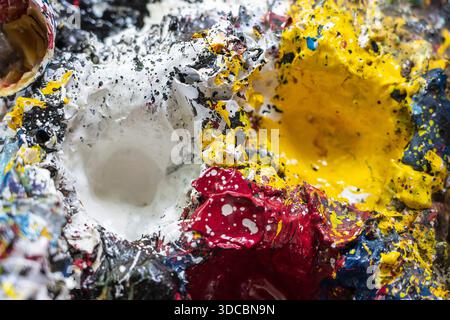 Hintergrundbild der hellen Ölfarben-Palette, Nahaufnahme Stockfoto